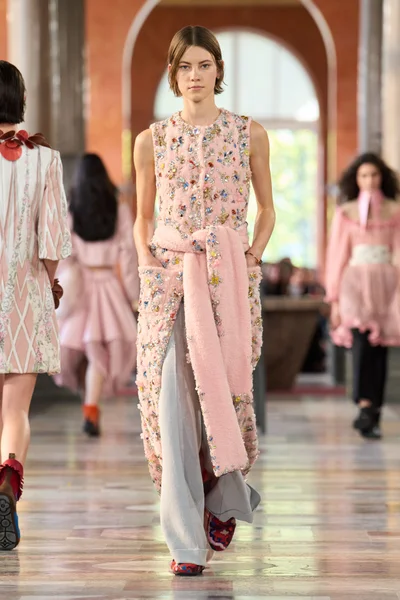 Look 16